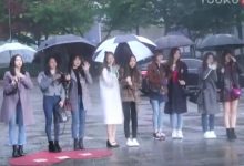 视频：《音乐银行》TWICE雨中美貌吸睛 元祖偶像NRG压轴-韩剧迷网